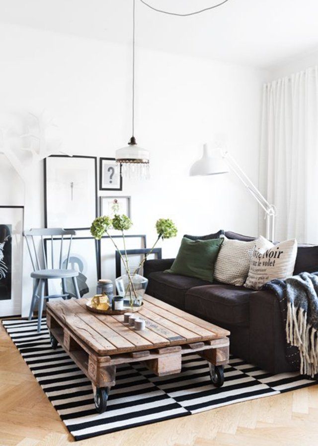 Table basse de sejour en palette - bois brut - tendance scandinave, recup et ecolo - tapis à rayures noir et blanc