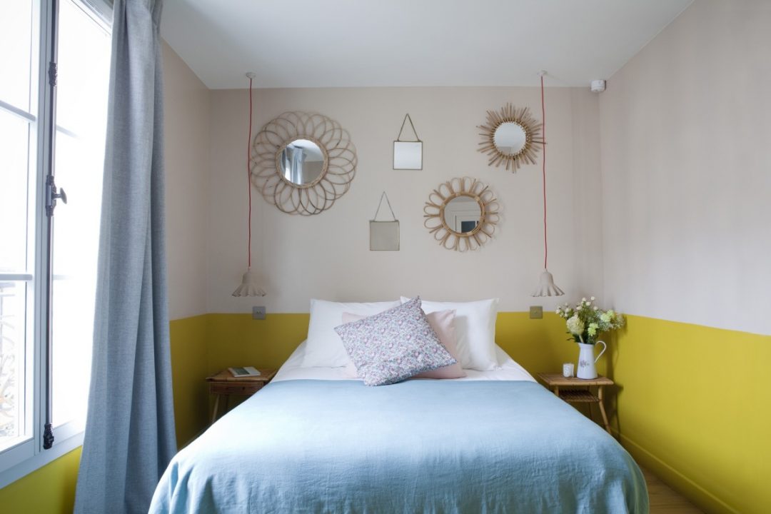 Des miroirs en rotin dans la suite de l’hôtel Henriette