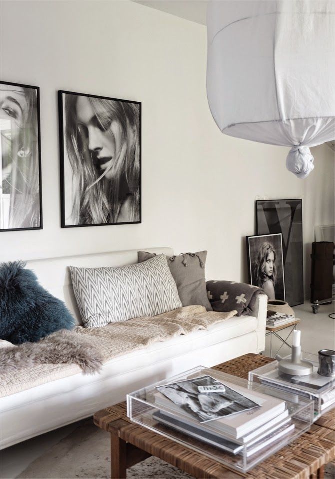 Séjour noir et blanc à la décoration scandinave 