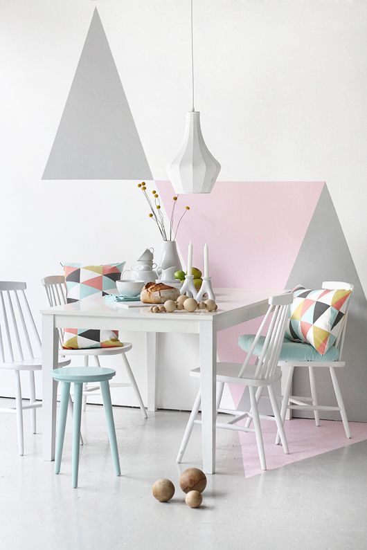 Murs géométriques aux couleurs pastels pour cette cuisine aux allures scnadinave