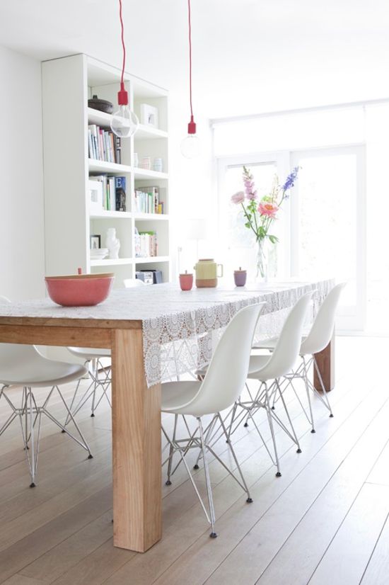 Salle à manger, baladeuse E27 rouge - table bois et chaises eames blanches