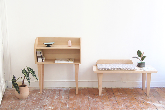 table de chevet et banc en bois clair