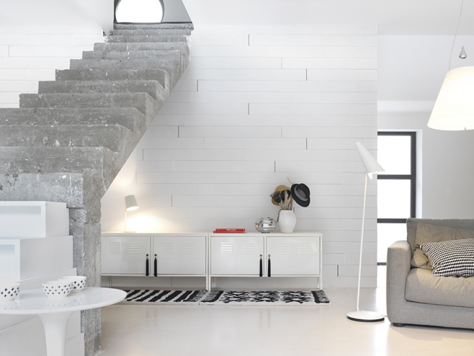 sejour-salon-contemporain-escalier-beton-enfilade-mur-lambris-blanc-design-gascogne-bois