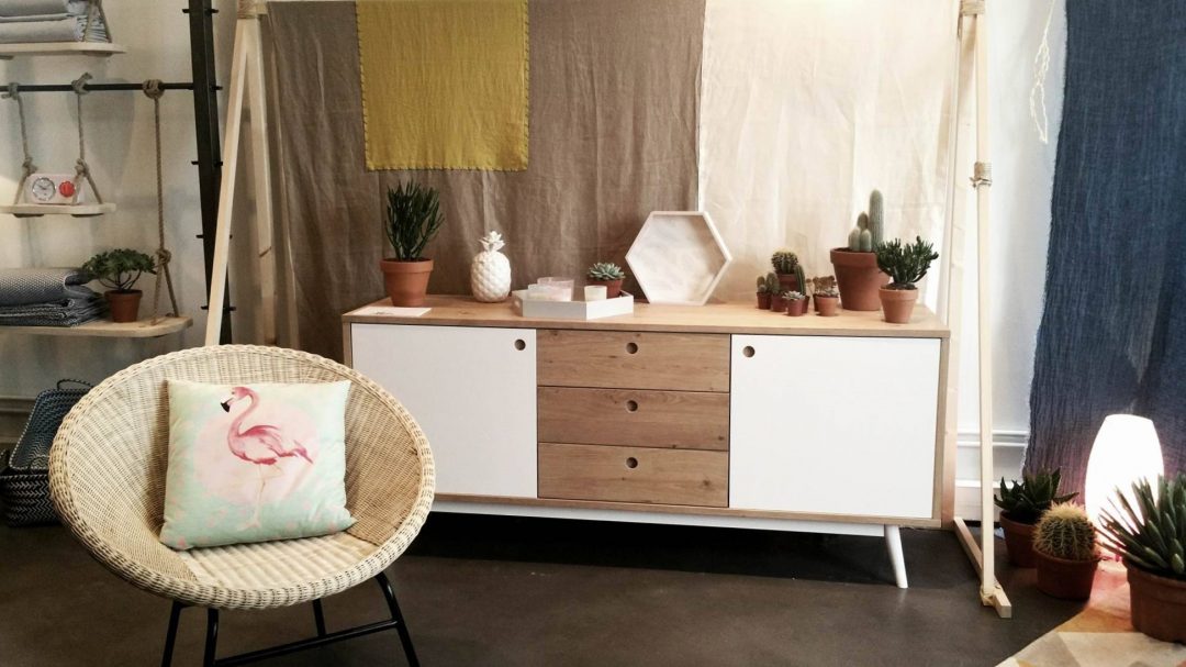 conforama-buffet-bois-blanc-bibelots-cactus-tentures-fauteuil-rotin-plateau-scandinave