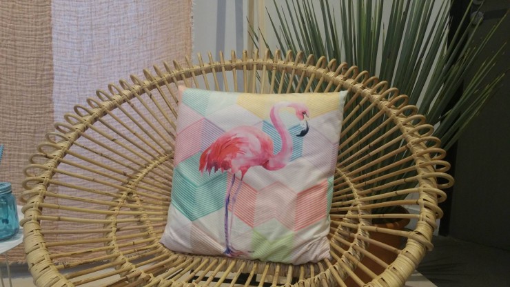 conforama-fauteuil-rotin-coussin-flamand-rose-graphique-pastel-cactus