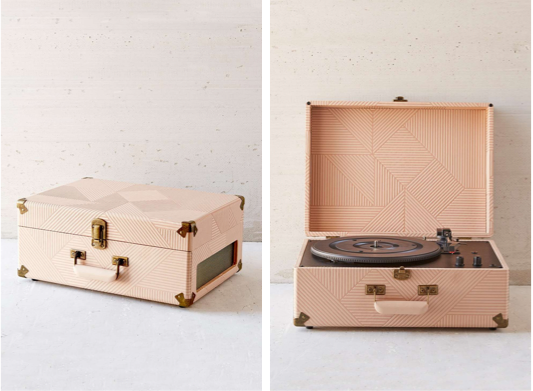 Tourne-disque Crosley de couleur rose pâle/pêche chez Urban Outfitters