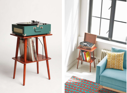 Guéridon en bois Crosley pour poser un tourne-disque vendu chez Urban Outfitters