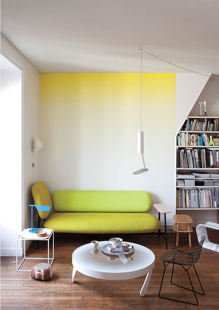 Salon mix and match avec un mur jaune tie and dye