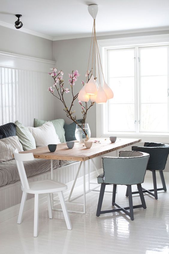 Des chaises dépareillées dans ma salle à manger