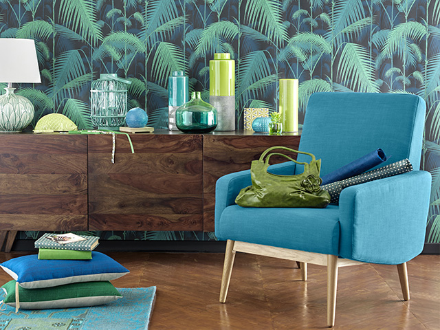 Papier peint Palm Jungle - Col and Son -decoration vintage avec une enfilade en bois - ambiance bleu vert