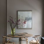 Salle à manger aux tons doux avec table ronde et chaises Whisbone