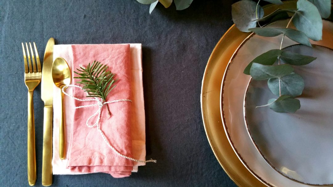 couverts-dore-assiettes-pastel-table-noel-eucalyptus-sapin