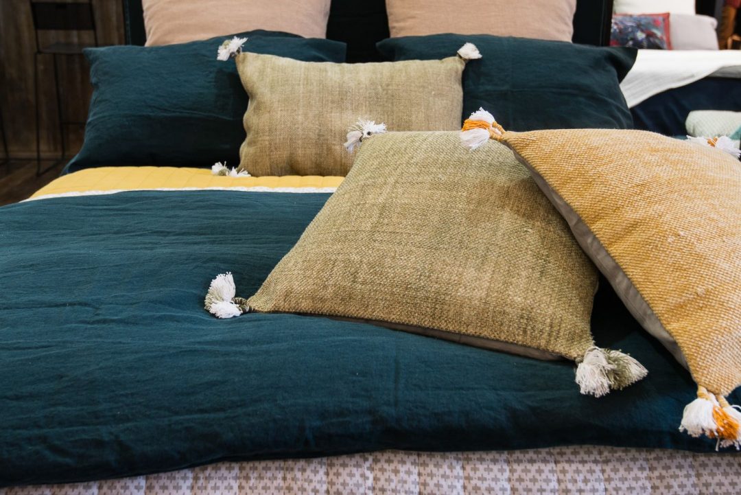Linge de maison ethnique aux couleurs profondes par Harmony Textile - Linge de lit pompon