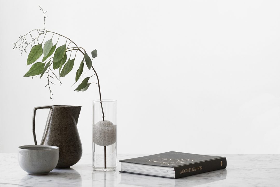  Vase en verre design pour une seule fleur designé par le Studio Macura