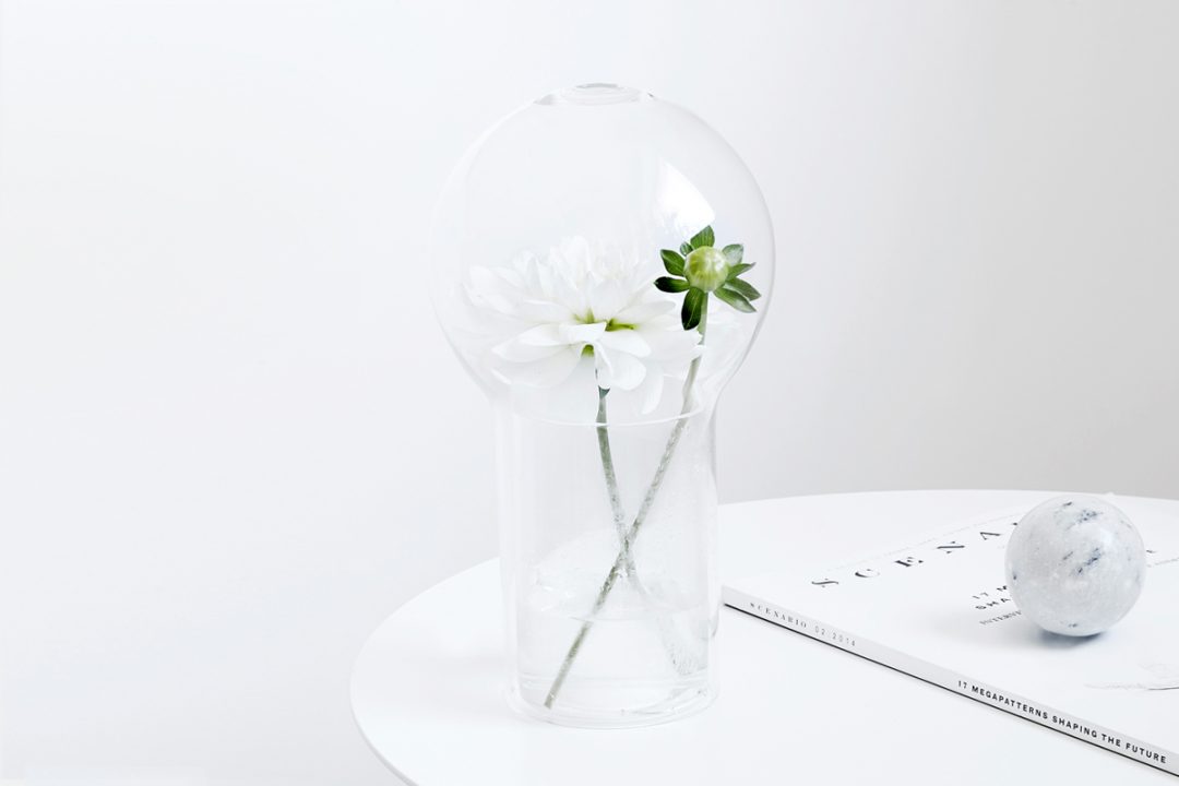 Vase en verre pour un petit bouquet de fleurs ou des herbes designé par Studio Macura