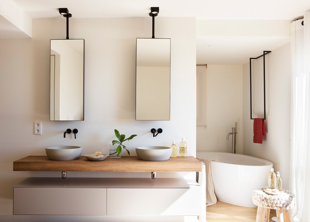 Une baignoire îlot dans ma salle de bain