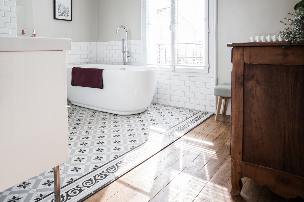 Une baignoire îlot dans ma salle de bain