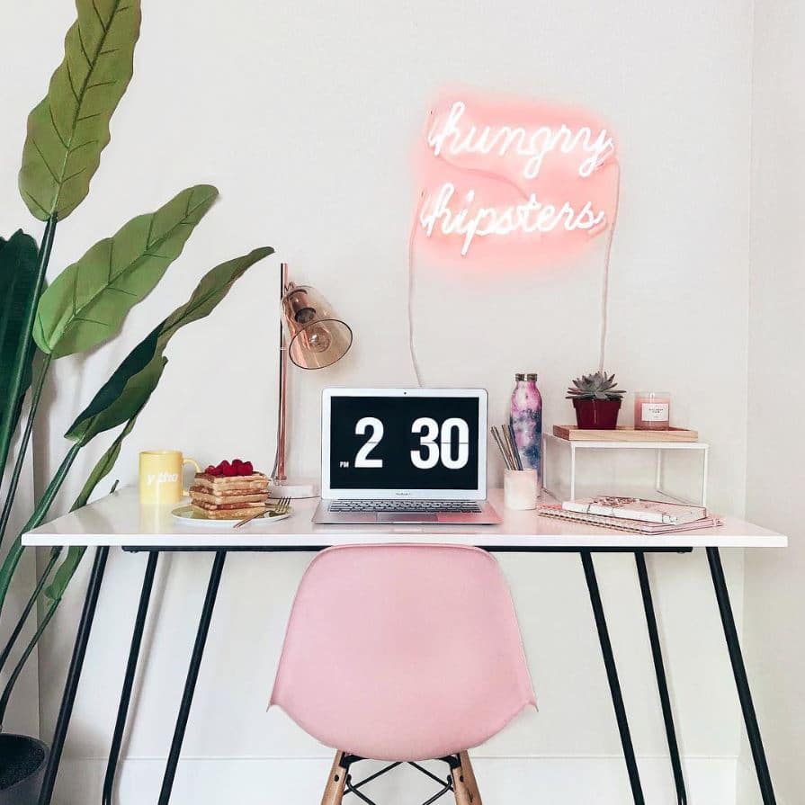 Décoration murale en lettre de néon rose pour un bureau hipster