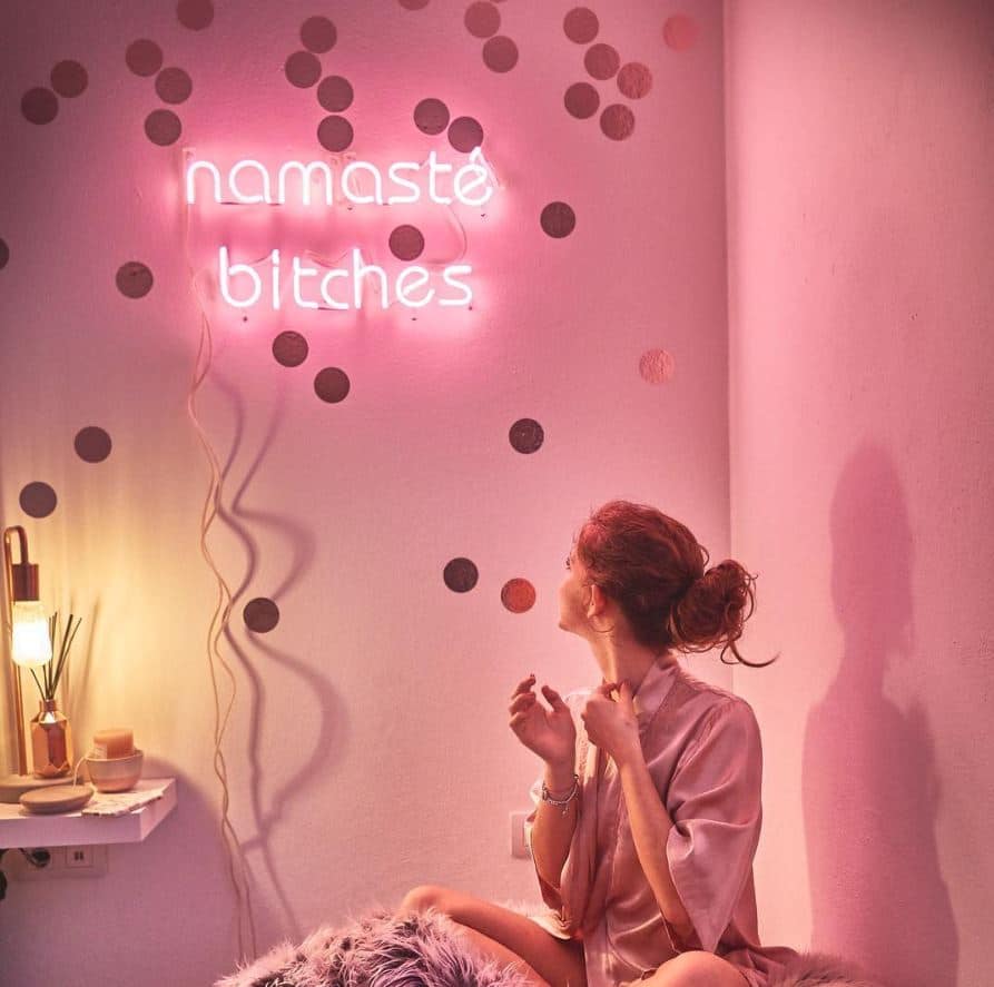 Décoration murale en lettre de néon rose dans une chambre so girly - Namasté Bitches