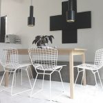 Chaises design Bertoia associées à une table en bois brut
